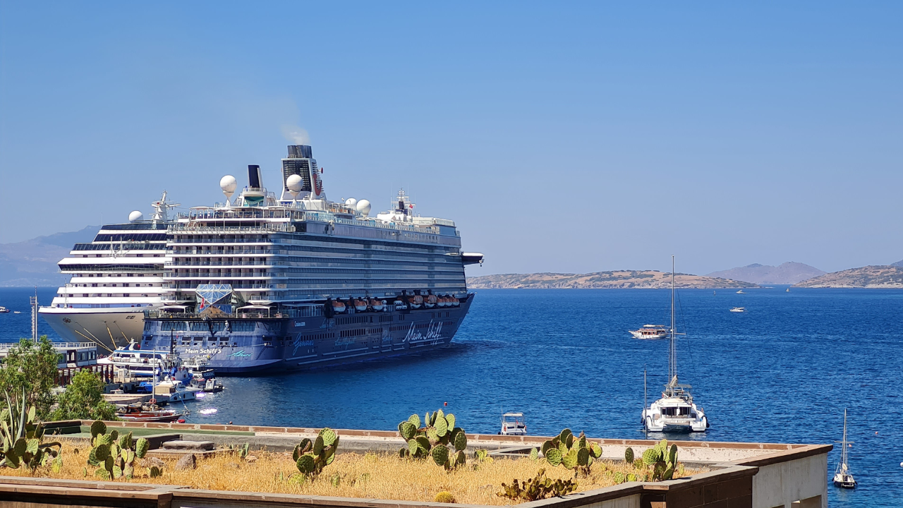 Bodrum'a yurt dışından 2 devasa gemi ile binlerce turist geldi 7