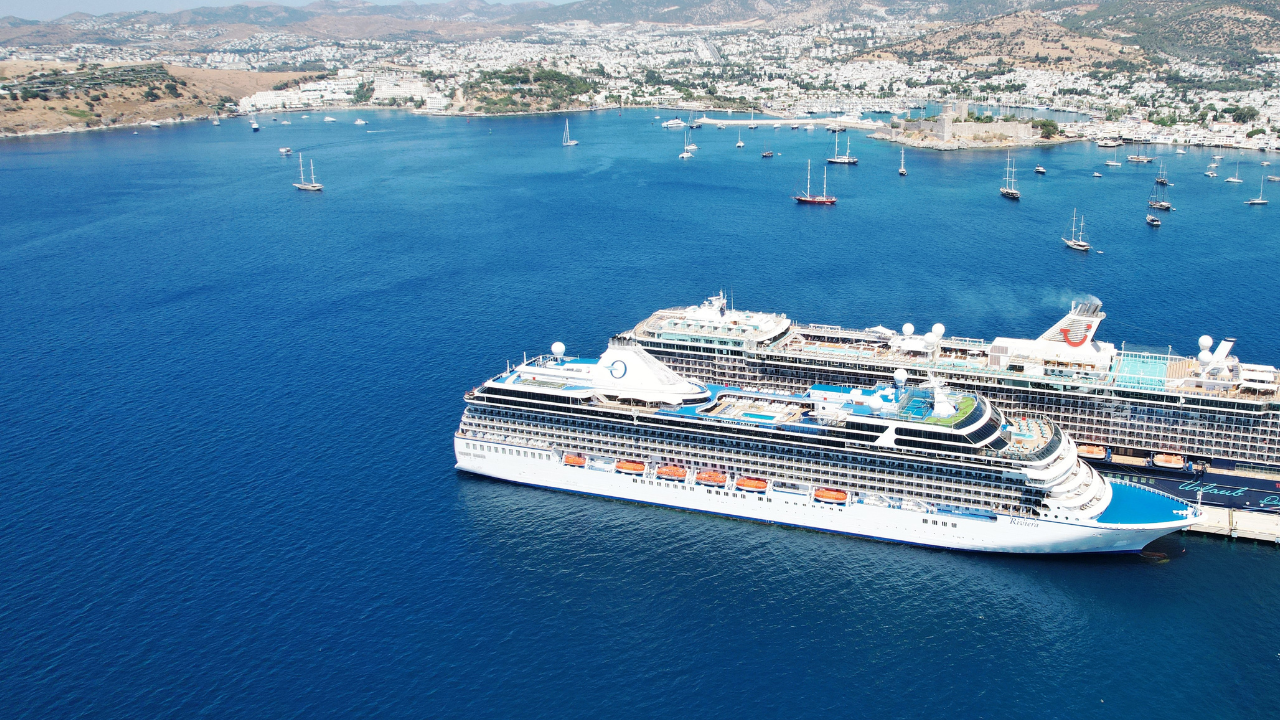 Bodrum'a yurt dışından 2 devasa gemi ile binlerce turist geldi 1