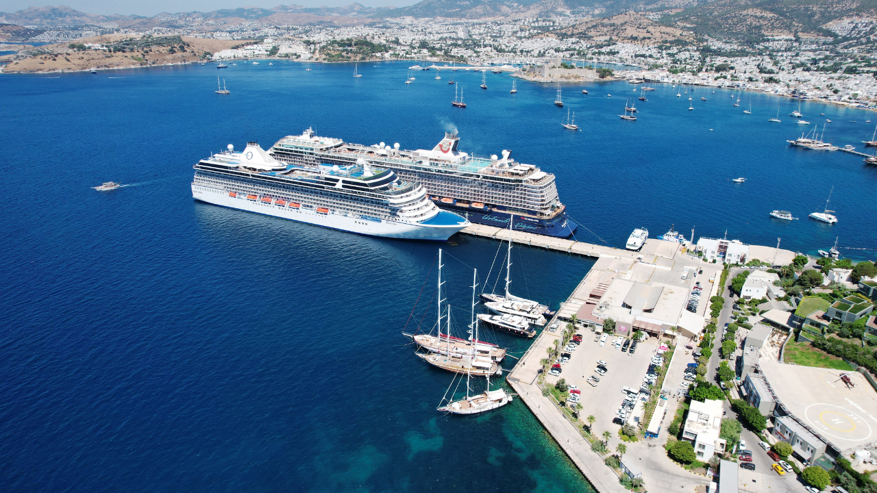 Bodrum'a yurt dışından 2 devasa gemi ile binlerce turist geldi 3