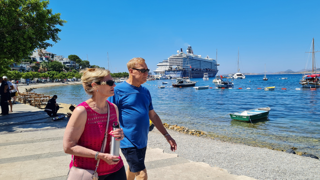 Bodrum'a yurt dışından 2 devasa gemi ile binlerce turist geldi 4