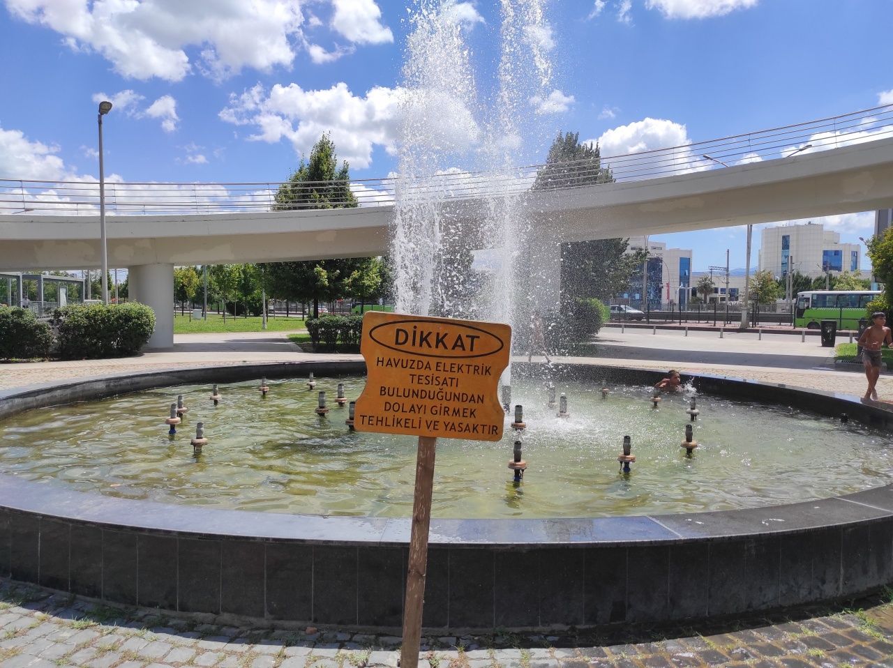 Serinlemek için süs havuzuna giren çocuklar, faciaya davetiye çıkardı. 1