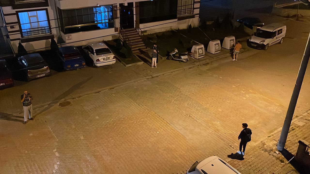 1999 depremini hatırlattı! Düzce ve Bolu'da bazı vatandaşlar depremin ardından sokağa çıktı 1