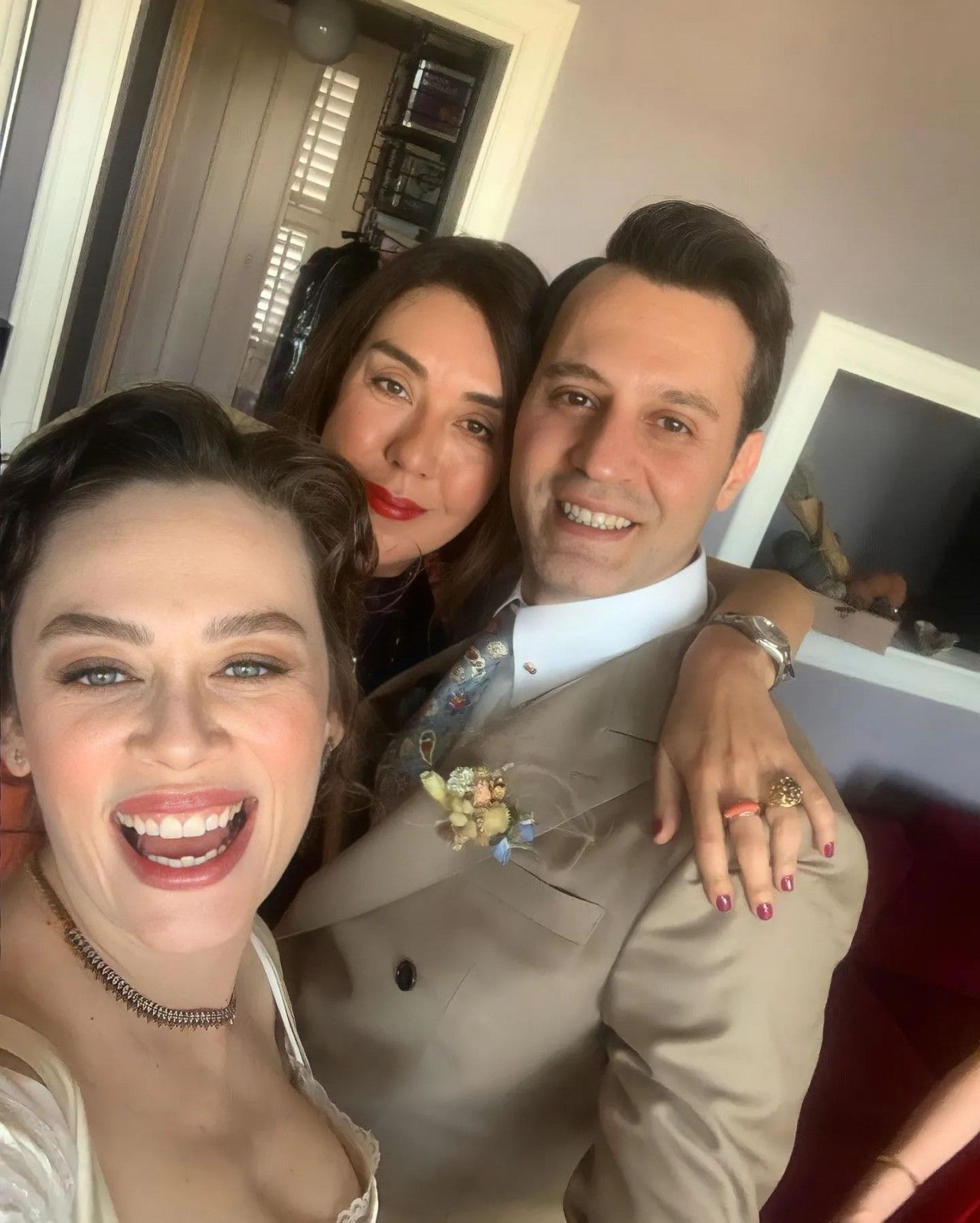 Levent Babataş ile evlenen Demet Evgar düğünden yeni karelerini paylaştı 13