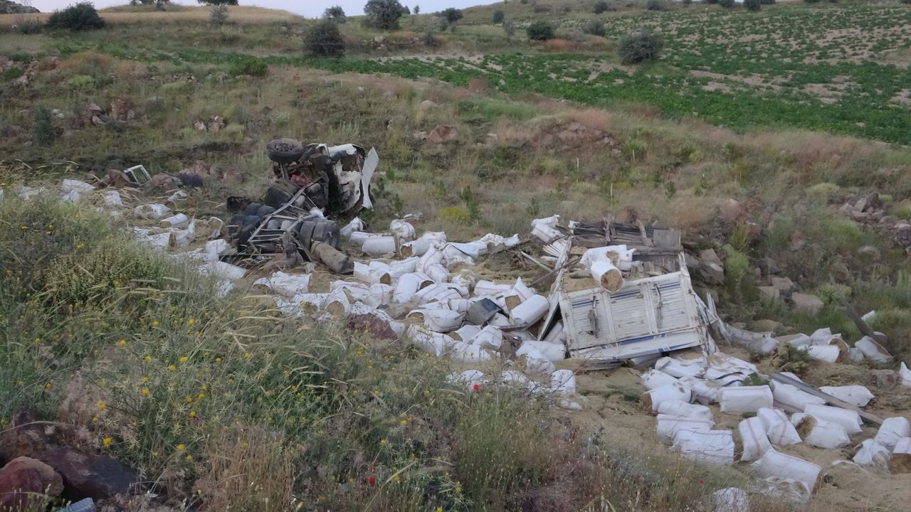 Şarampole uçan kamyon kağıt gibi ezildi: 3 ölü 1