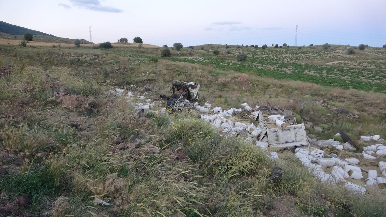 Şarampole uçan kamyon kağıt gibi ezildi: 3 ölü 2