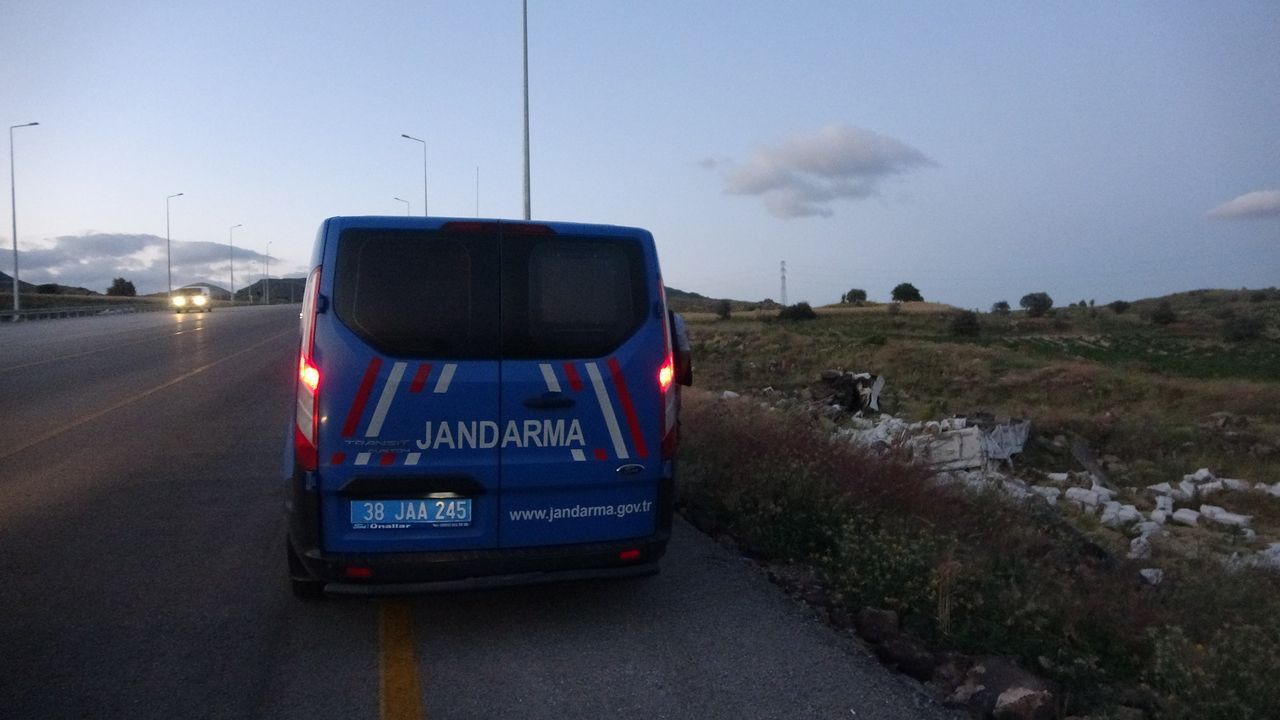 Şarampole uçan kamyon kağıt gibi ezildi: 3 ölü 5