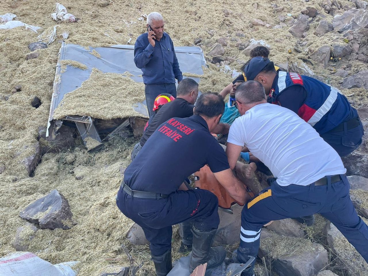 Şarampole uçan kamyon kağıt gibi ezildi: 3 ölü 7