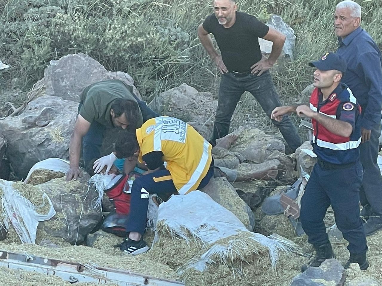 Şarampole uçan kamyon kağıt gibi ezildi: 3 ölü 8