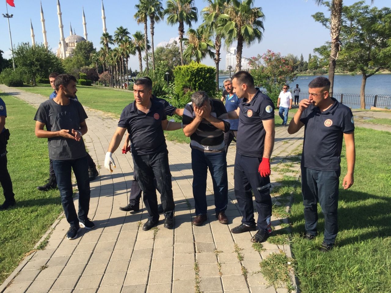 Adanada, bunalıma girip köprüden atlayarak hayatına son vermek isteyen bir kişiyi nehirde bulunan kayık sürücüsü kurtardı. 1