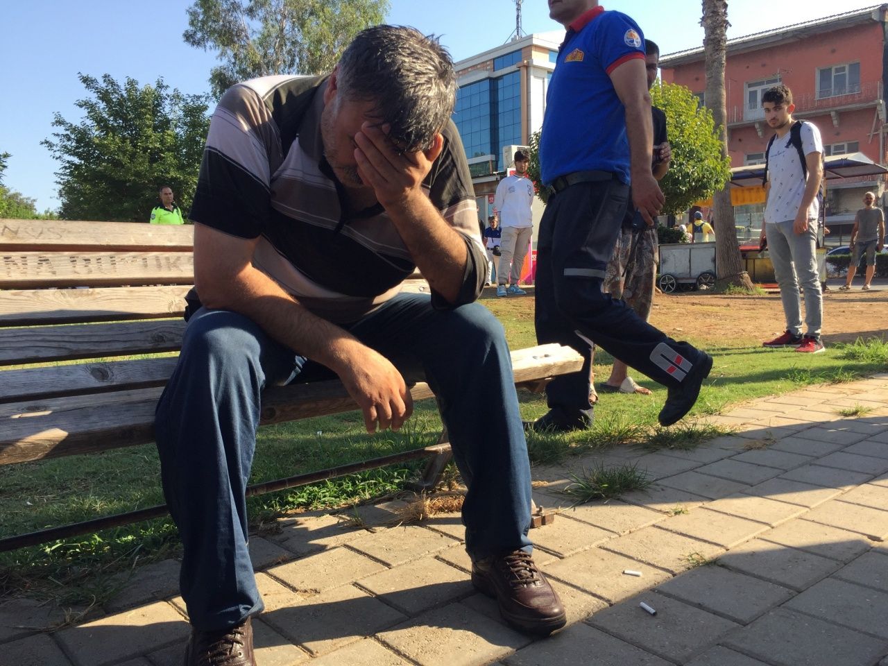 Adanada, bunalıma girip köprüden atlayarak hayatına son vermek isteyen bir kişiyi nehirde bulunan kayık sürücüsü kurtardı. 2