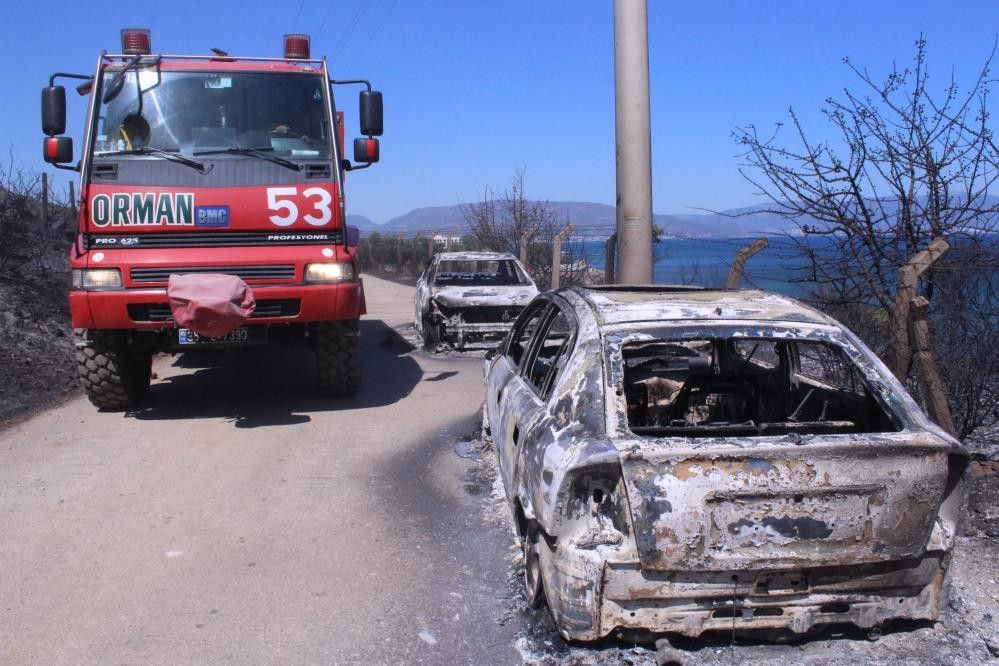 Seferihisar'daki her iki yangın da kontrol altında! 1