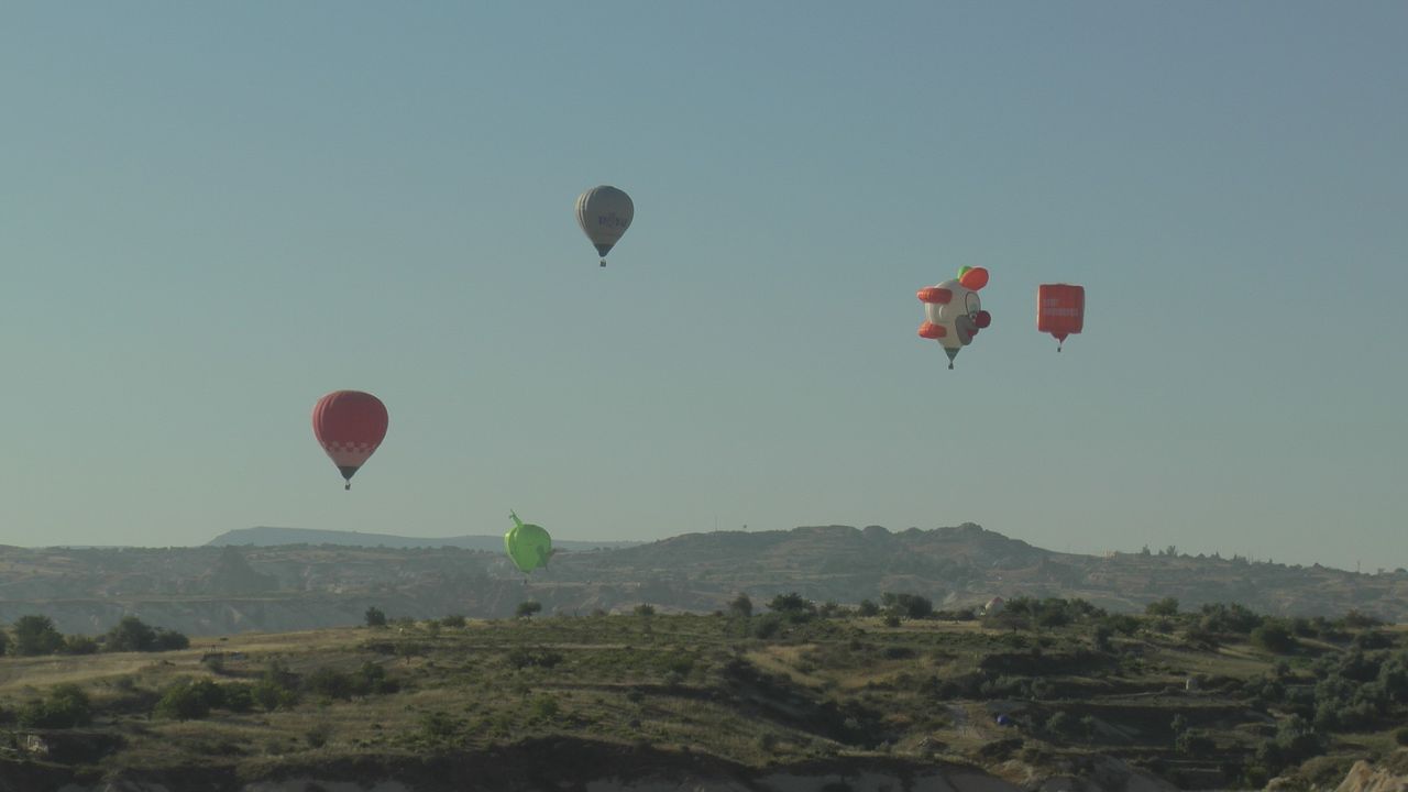 Kapadokya Balonfest tüm heyecanı ile devam ediyor! Gündüzü ayrı, gecesi ayrı renkli 1