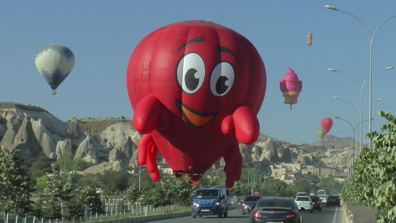 Kapadokya Balonfest tüm heyecanı ile devam ediyor! Gündüzü ayrı, gecesi ayrı renkli 2