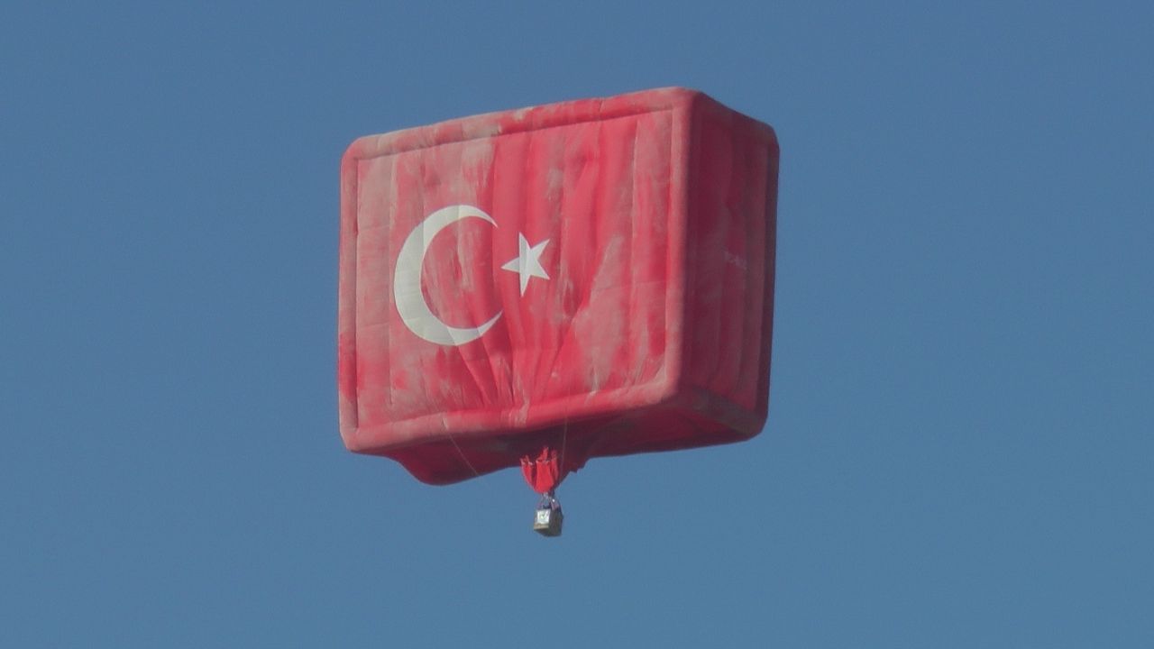 Kapadokya Balonfest tüm heyecanı ile devam ediyor! Gündüzü ayrı, gecesi ayrı renkli 3