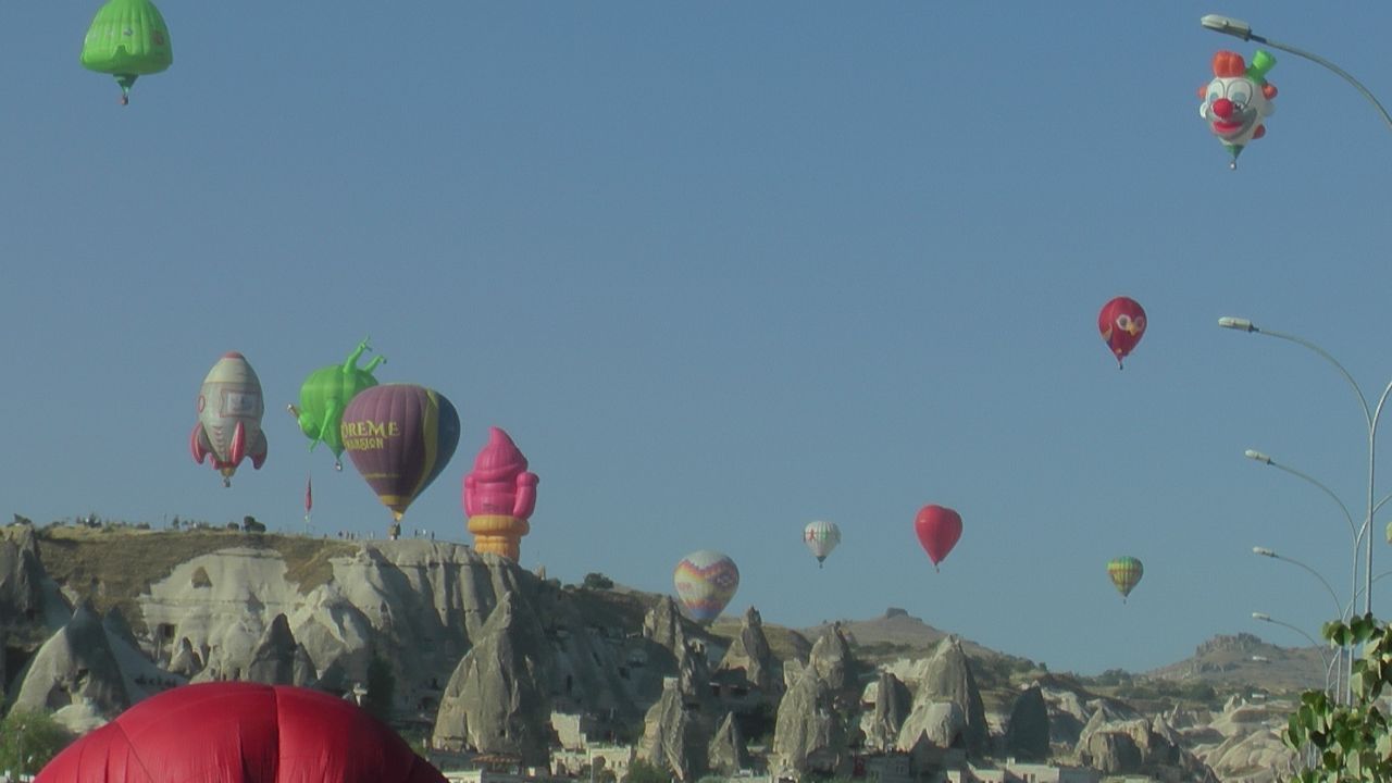 Kapadokya Balonfest tüm heyecanı ile devam ediyor! Gündüzü ayrı, gecesi ayrı renkli 4