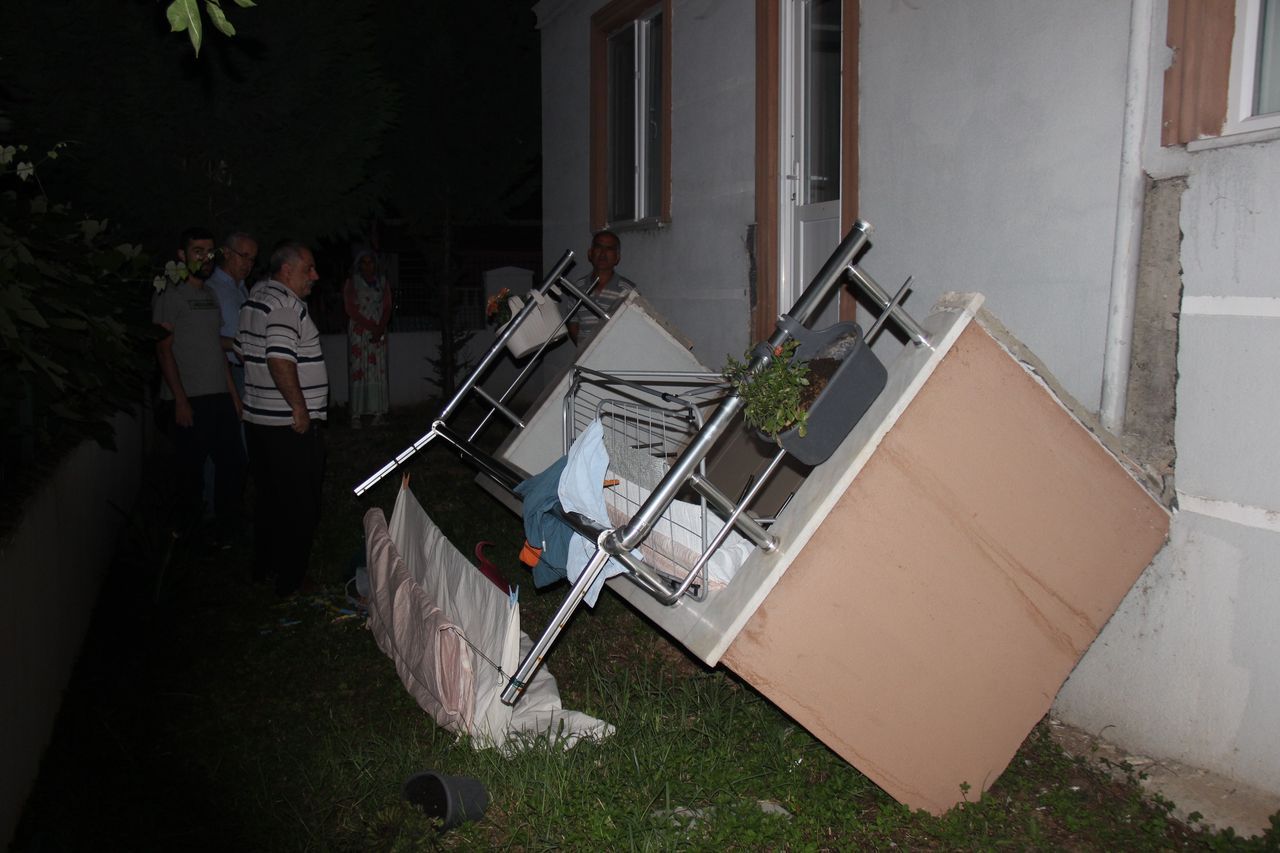 Balkonda otururken bir anda kendilerini zeminde buldular 1