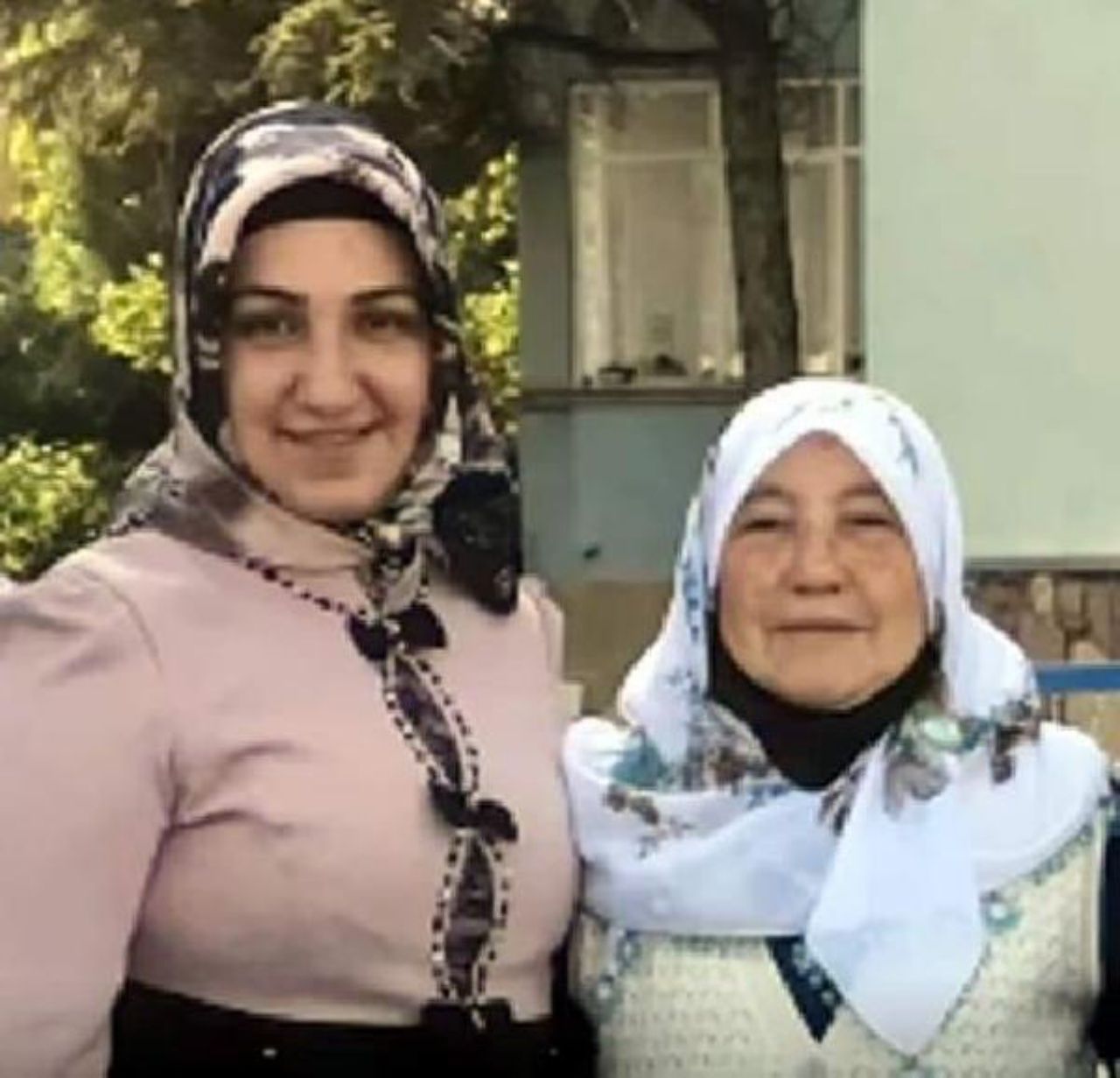 Freni boşalan vincin hayattan kopardığı anne kız, bugün toprağa verildi. 4