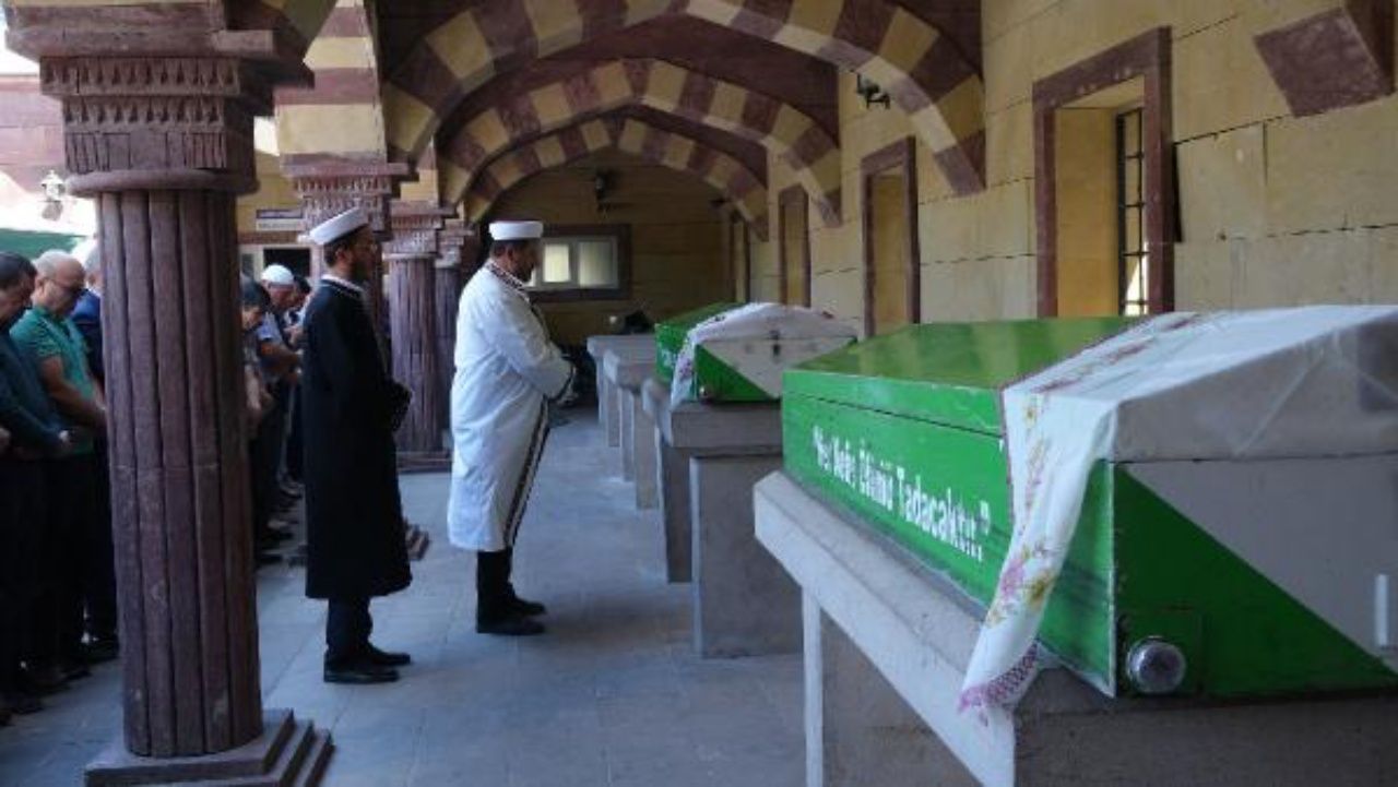 Freni boşalan vincin hayattan kopardığı anne kız, bugün toprağa verildi. 1