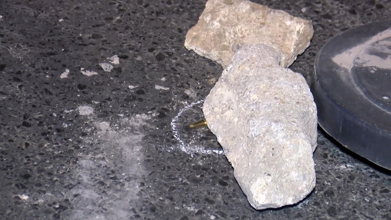 Esenyurt'ta bir kadın oturduğu sitenin önünde kurşunların hedefi oldu 3