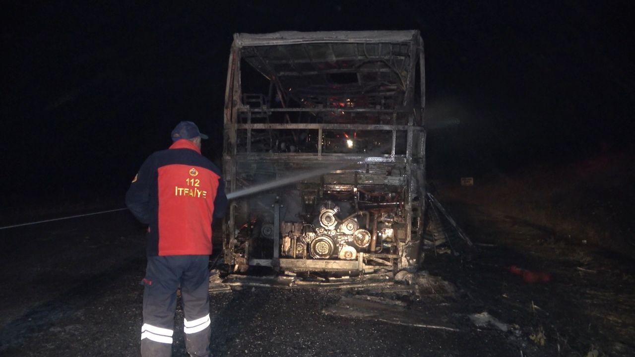 Yolcu otobüsünde faciadan dönüldü! Alevlerin sardığı araç küle döndü 1