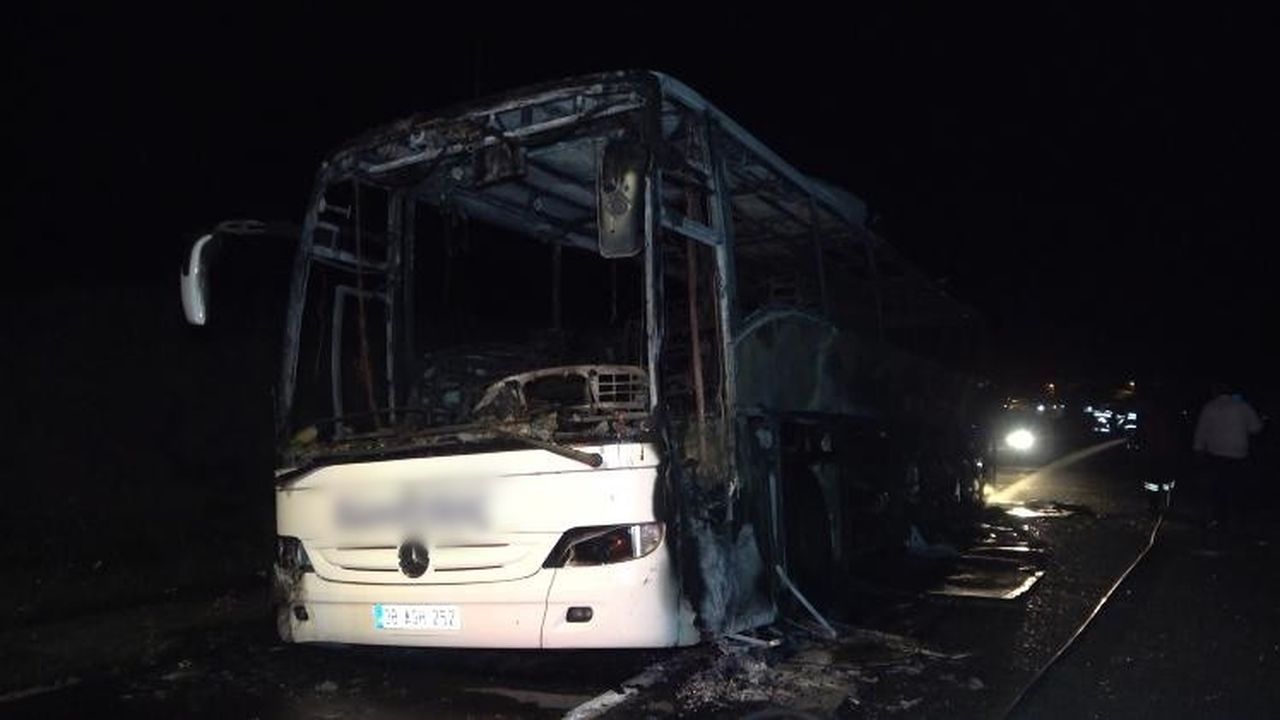 Yolcu otobüsünde faciadan dönüldü! Alevlerin sardığı araç küle döndü 9