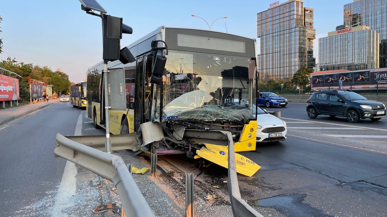 Servis aracının sıkıştırdığı İETT otobüsü bariyerlere ok gibi saplandı 1