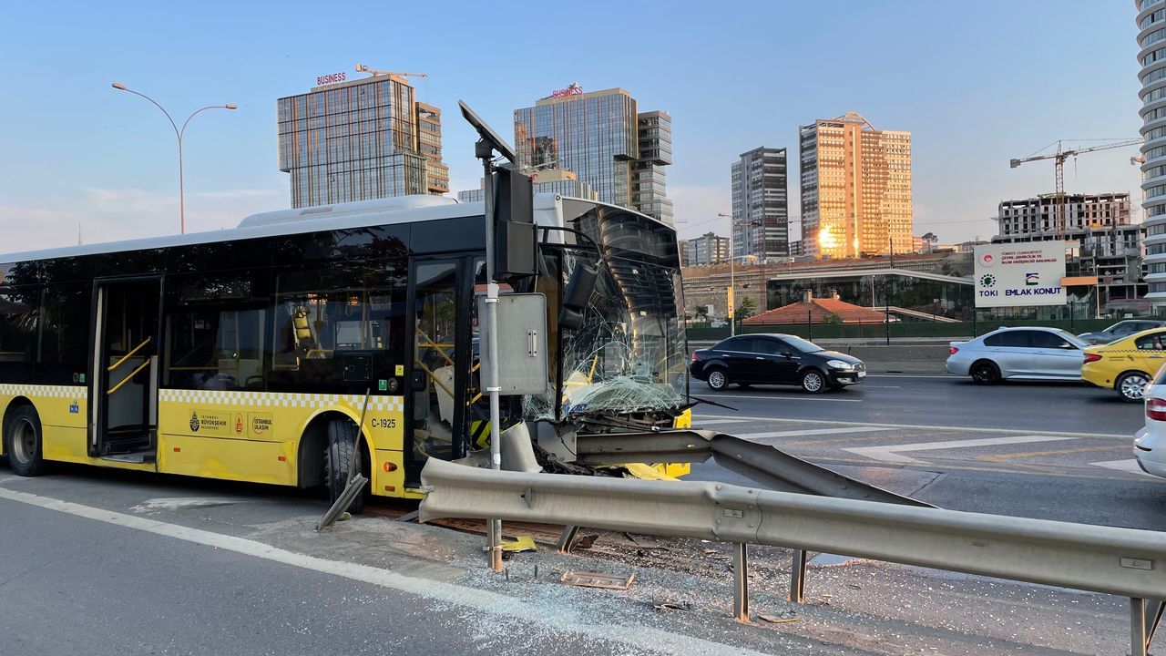 Servis aracının sıkıştırdığı İETT otobüsü bariyerlere ok gibi saplandı 2