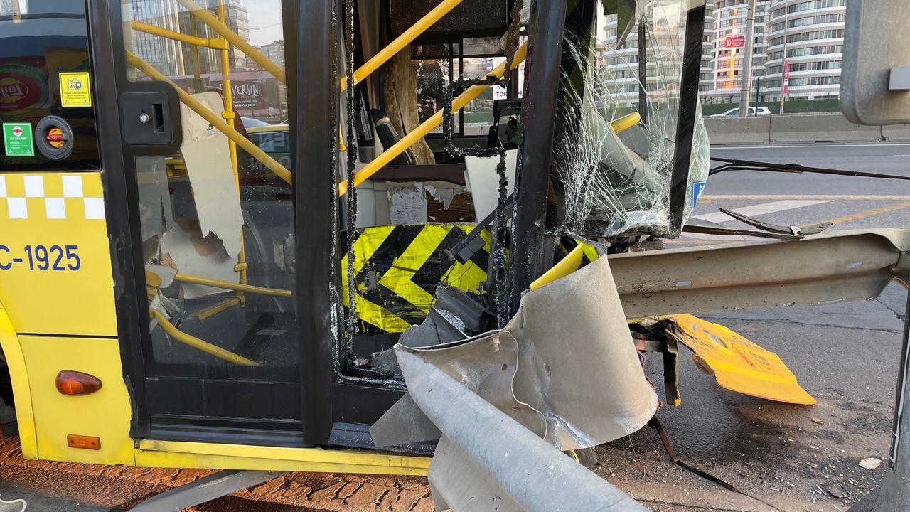 Servis aracının sıkıştırdığı İETT otobüsü bariyerlere ok gibi saplandı 4