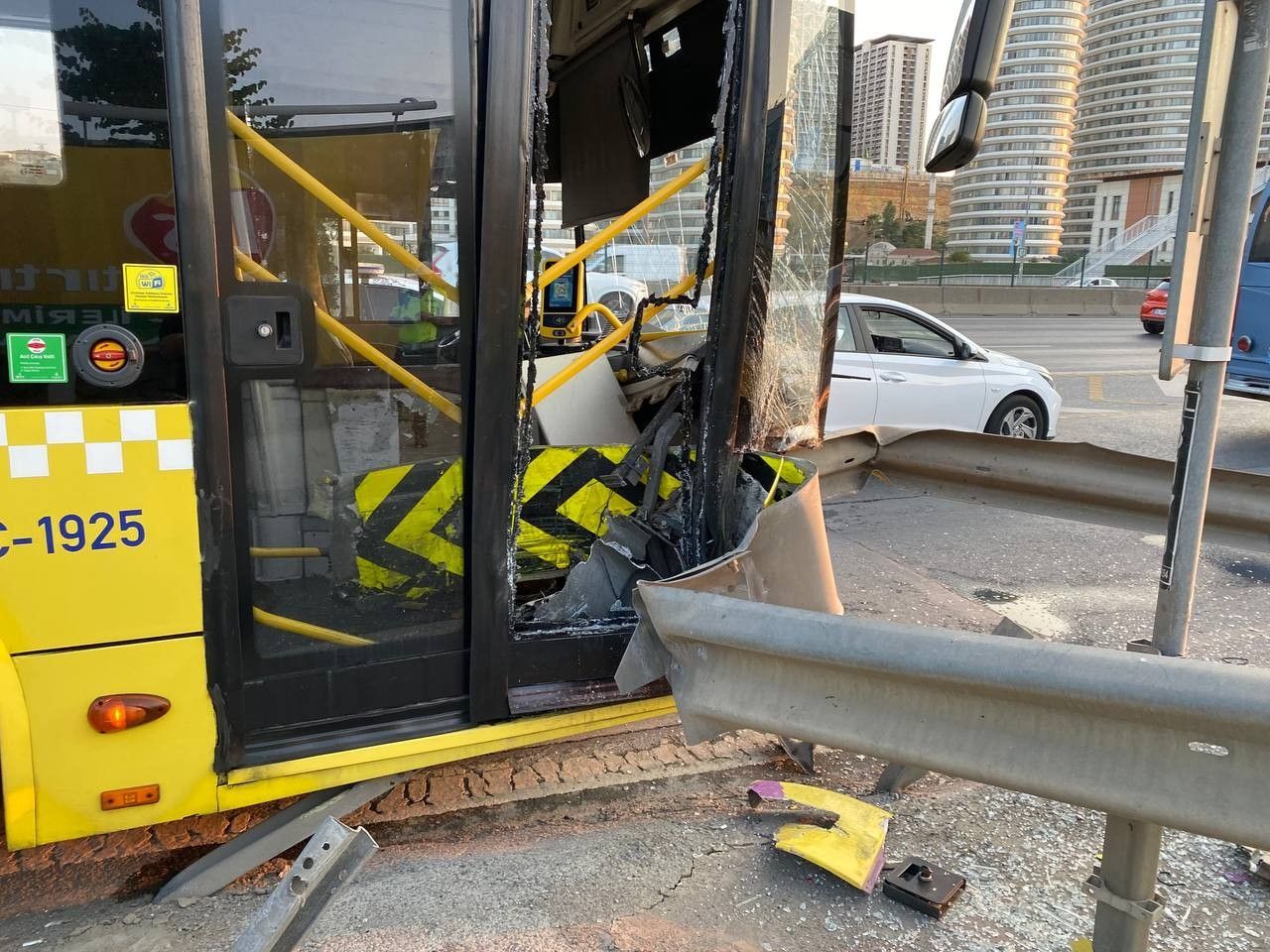 Servis aracının sıkıştırdığı İETT otobüsü bariyerlere ok gibi saplandı 6