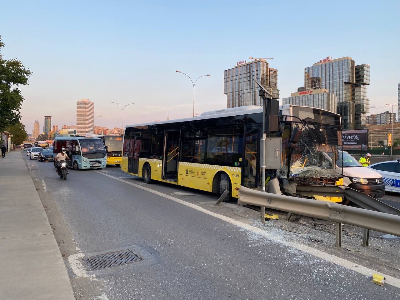 Servis aracının sıkıştırdığı İETT otobüsü bariyerlere ok gibi saplandı 7