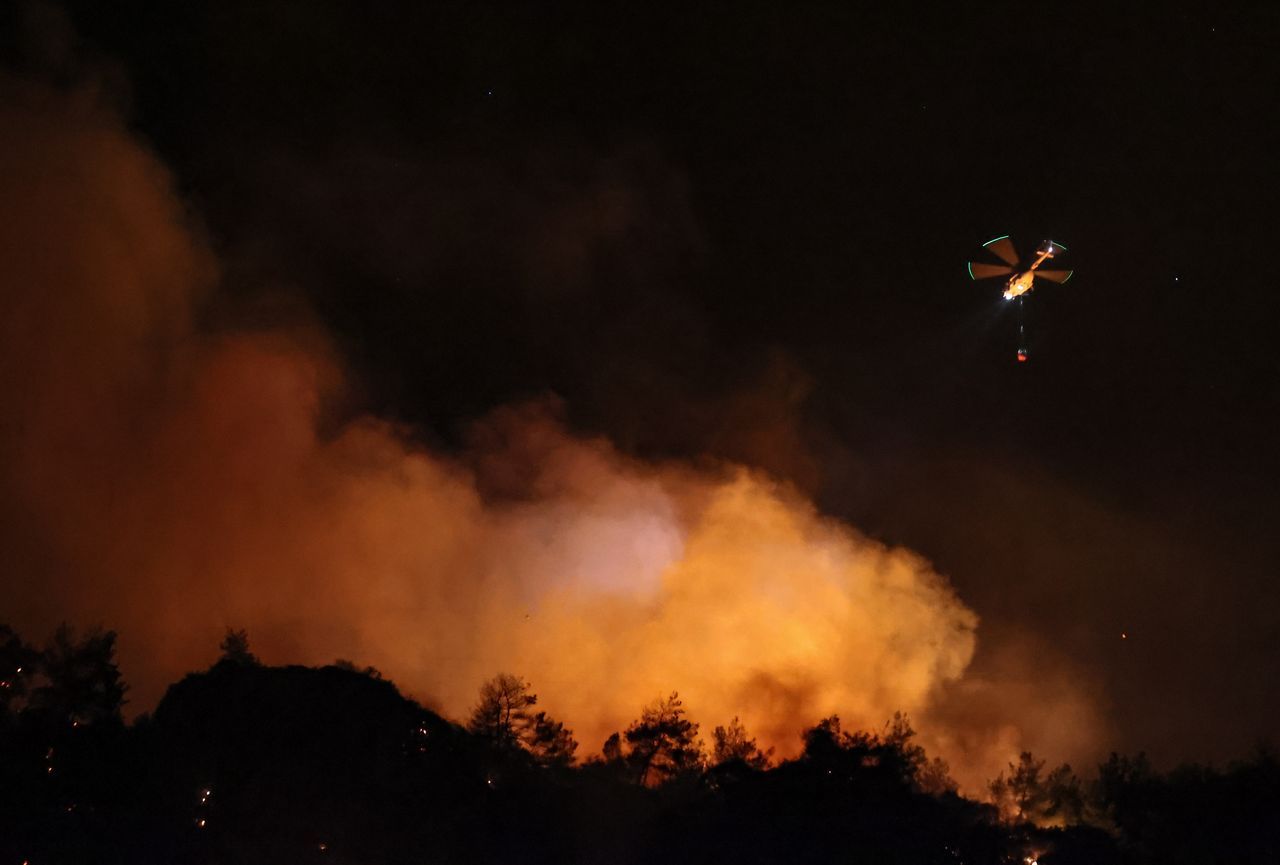 Söke'deki orman yangını kontrol altına alınmaya çalışılıyor! Gece görüşlü helikopterler de görevde 2