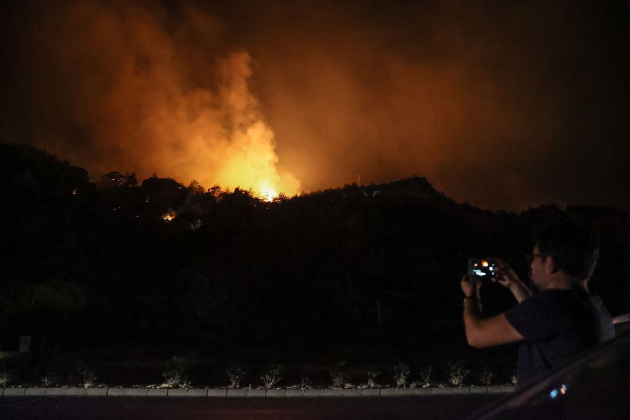 Söke'deki orman yangını kontrol altına alınmaya çalışılıyor! Gece görüşlü helikopterler de görevde 10