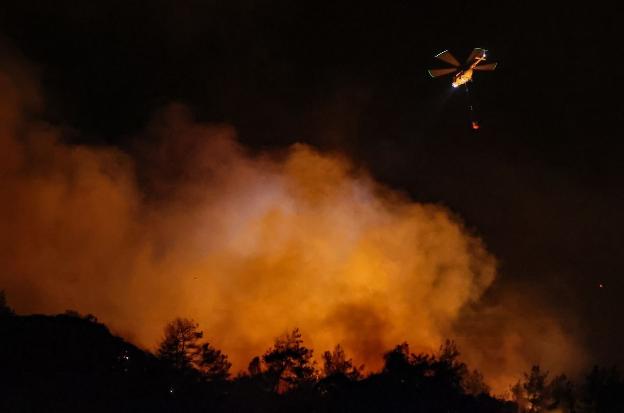 Söke'deki orman yangını kontrol altına alınmaya çalışılıyor! Gece görüşlü helikopterler de görevde 11