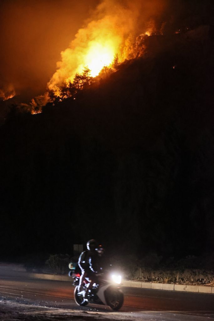 Söke'deki orman yangını kontrol altına alınmaya çalışılıyor! Gece görüşlü helikopterler de görevde 12