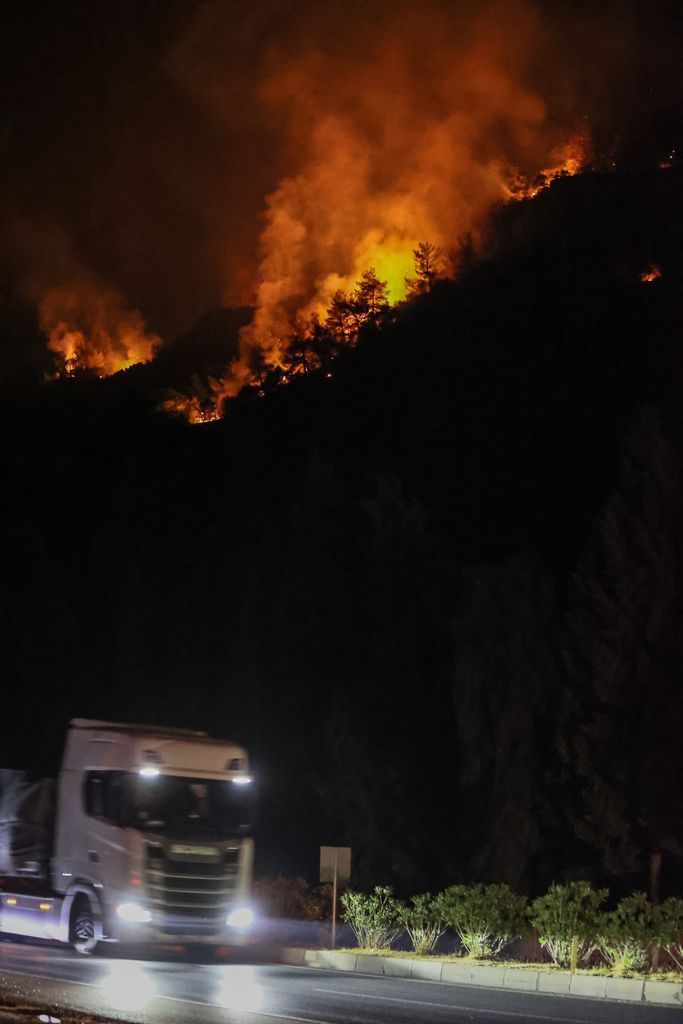 Söke'deki orman yangını kontrol altına alınmaya çalışılıyor! Gece görüşlü helikopterler de görevde 13
