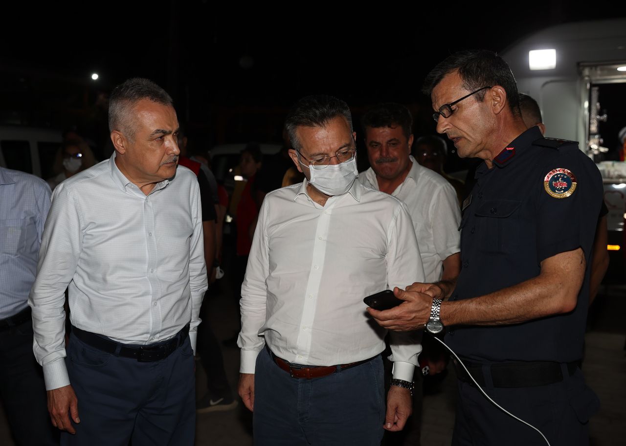 Söke'deki orman yangını kontrol altına alınmaya çalışılıyor! Gece görüşlü helikopterler de görevde 3