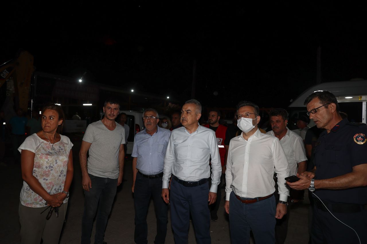 Söke'deki orman yangını kontrol altına alınmaya çalışılıyor! Gece görüşlü helikopterler de görevde 5