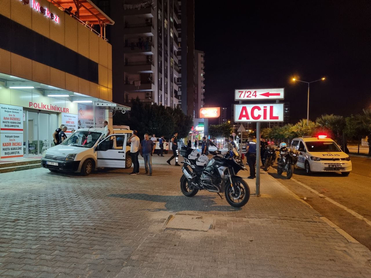 Seyir halindeki araca silahlı saldırı! Yolcu konumundaki kişi başından vuruldu 5