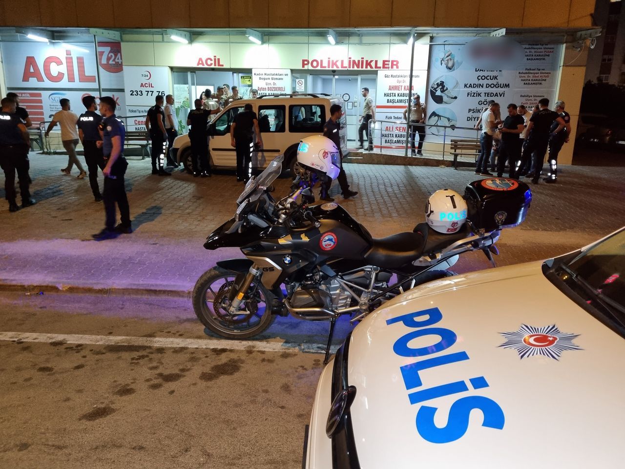 Seyir halindeki araca silahlı saldırı! Yolcu konumundaki kişi başından vuruldu 4