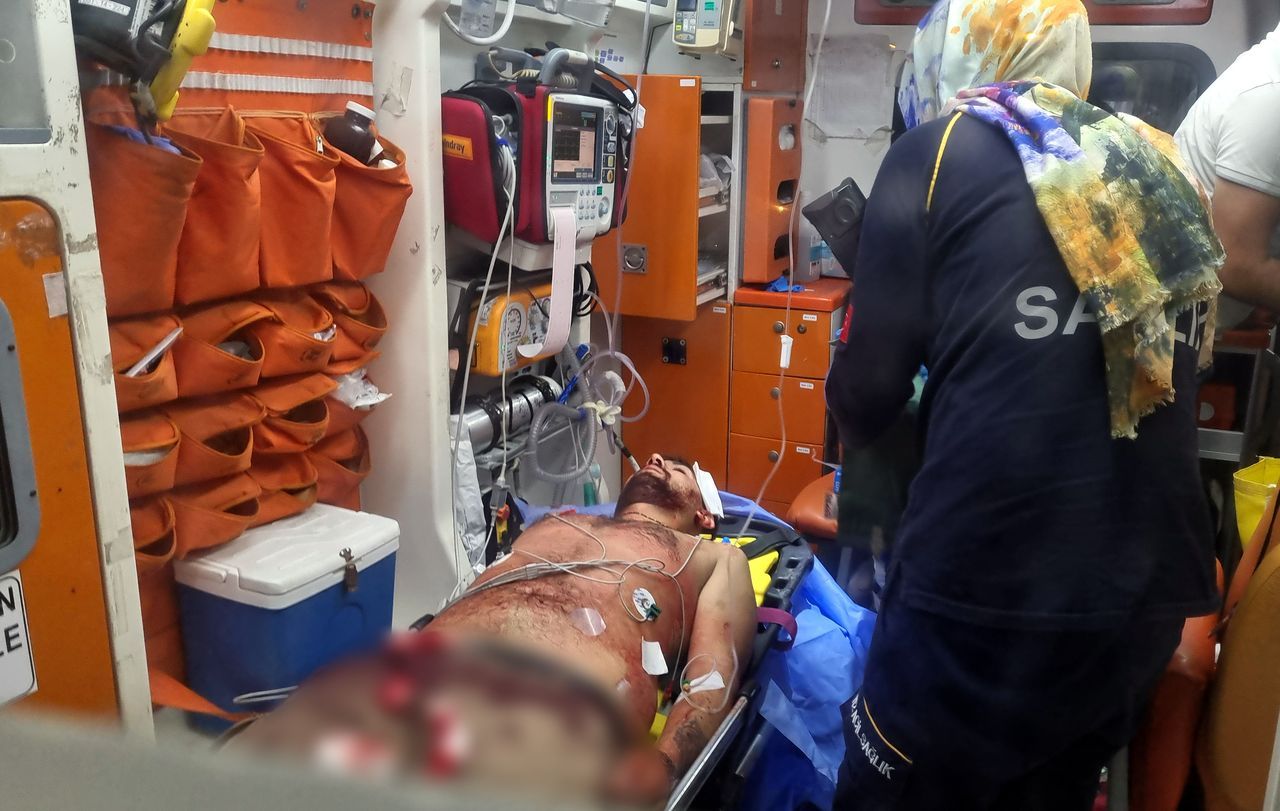 Seyir halindeki araca silahlı saldırı! Yolcu konumundaki kişi başından vuruldu 3
