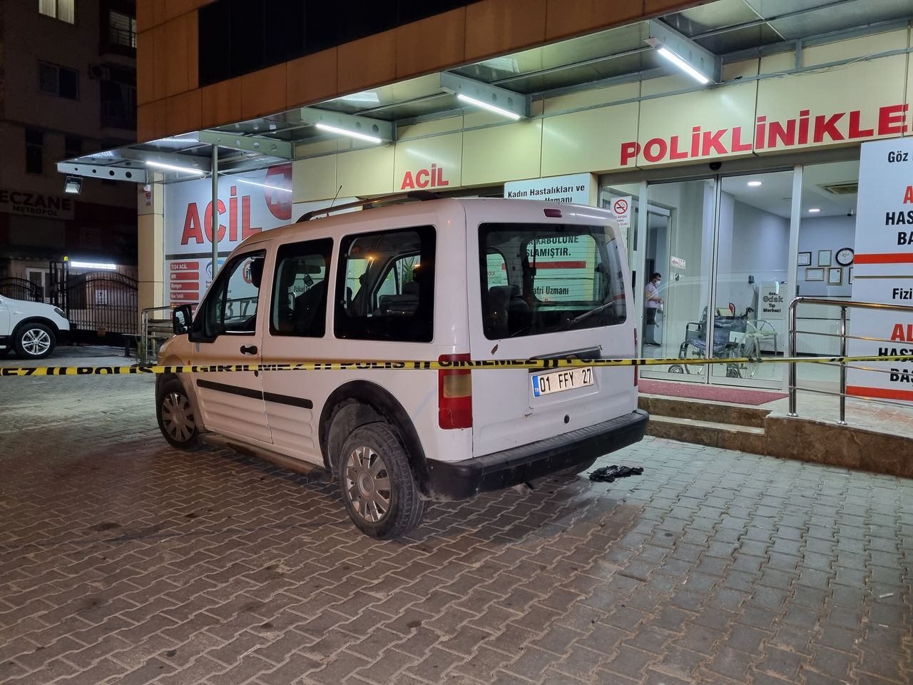 Seyir halindeki araca silahlı saldırı! Yolcu konumundaki kişi başından vuruldu 2