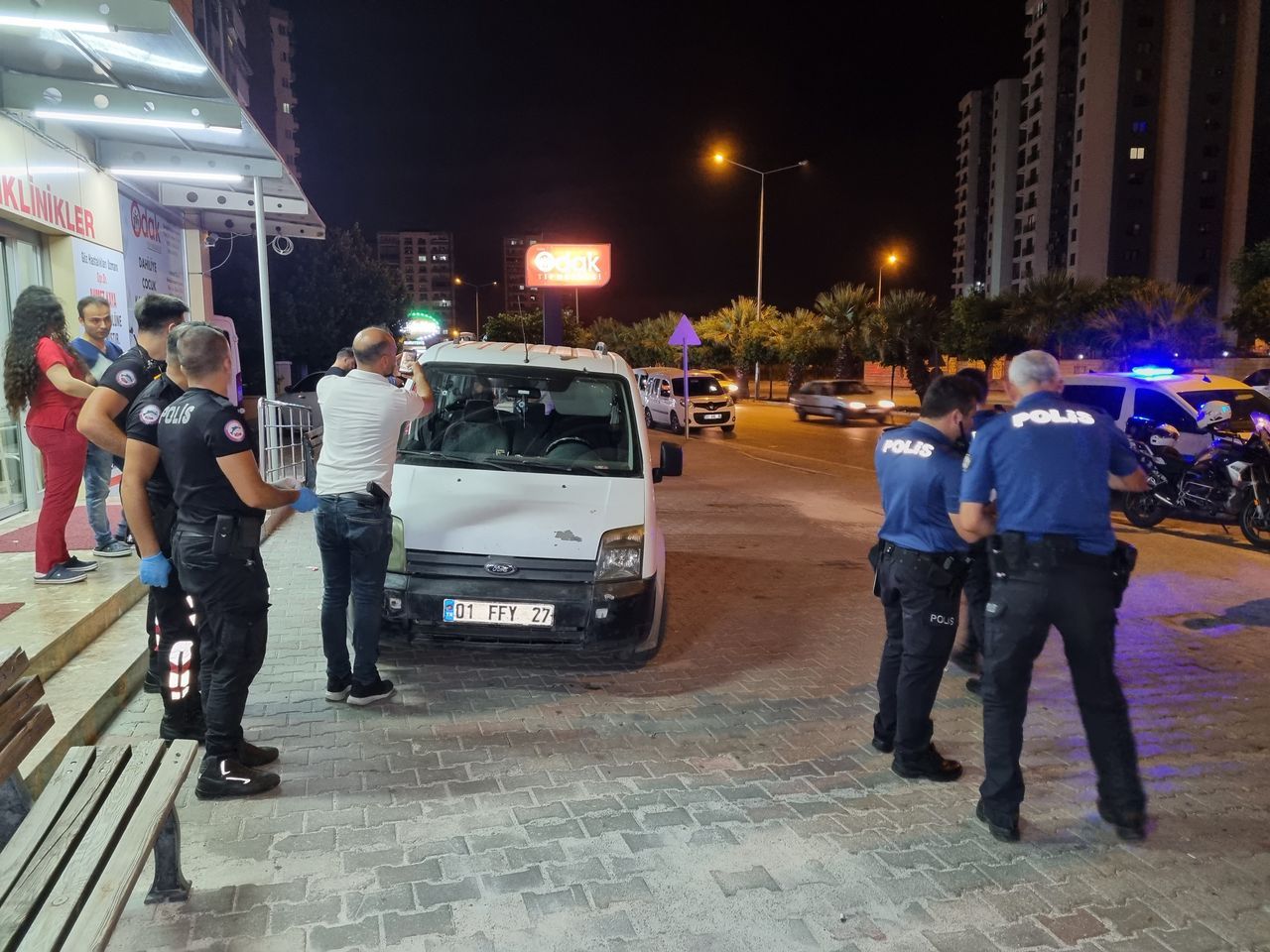 Seyir halindeki araca silahlı saldırı! Yolcu konumundaki kişi başından vuruldu 1
