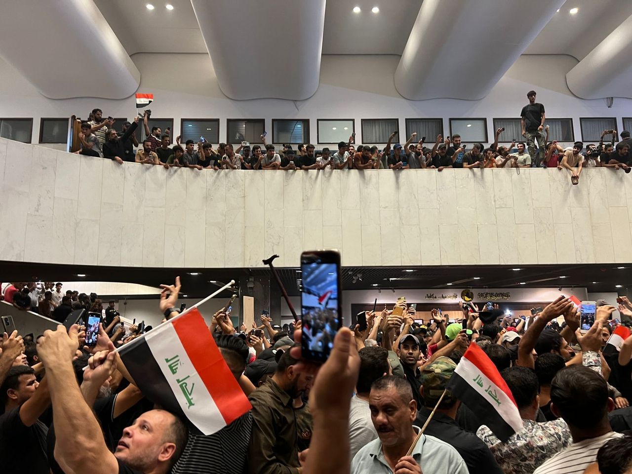 Irak’ta Sadr’ın destekçileri parlamentoyu bastı! Protestocular, Şii liderin çağrısı ile geri çekildi 3