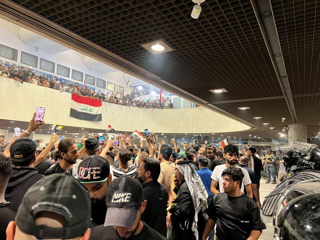Irak’ta Sadr’ın destekçileri parlamentoyu bastı! Protestocular, Şii liderin çağrısı ile geri çekildi 4