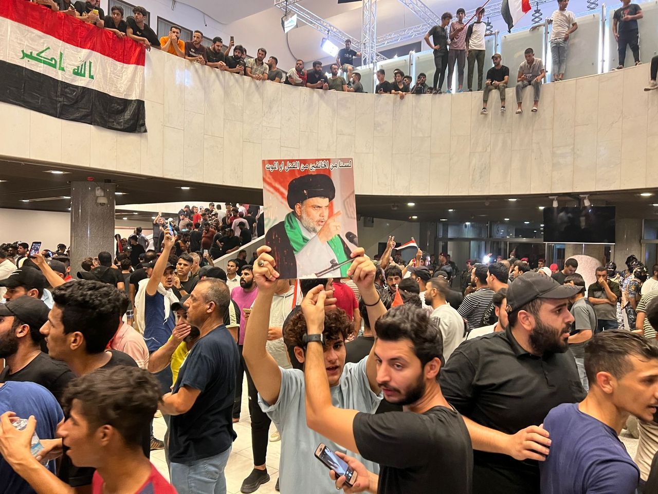 Irak’ta Sadr’ın destekçileri parlamentoyu bastı! Protestocular, Şii liderin çağrısı ile geri çekildi 5
