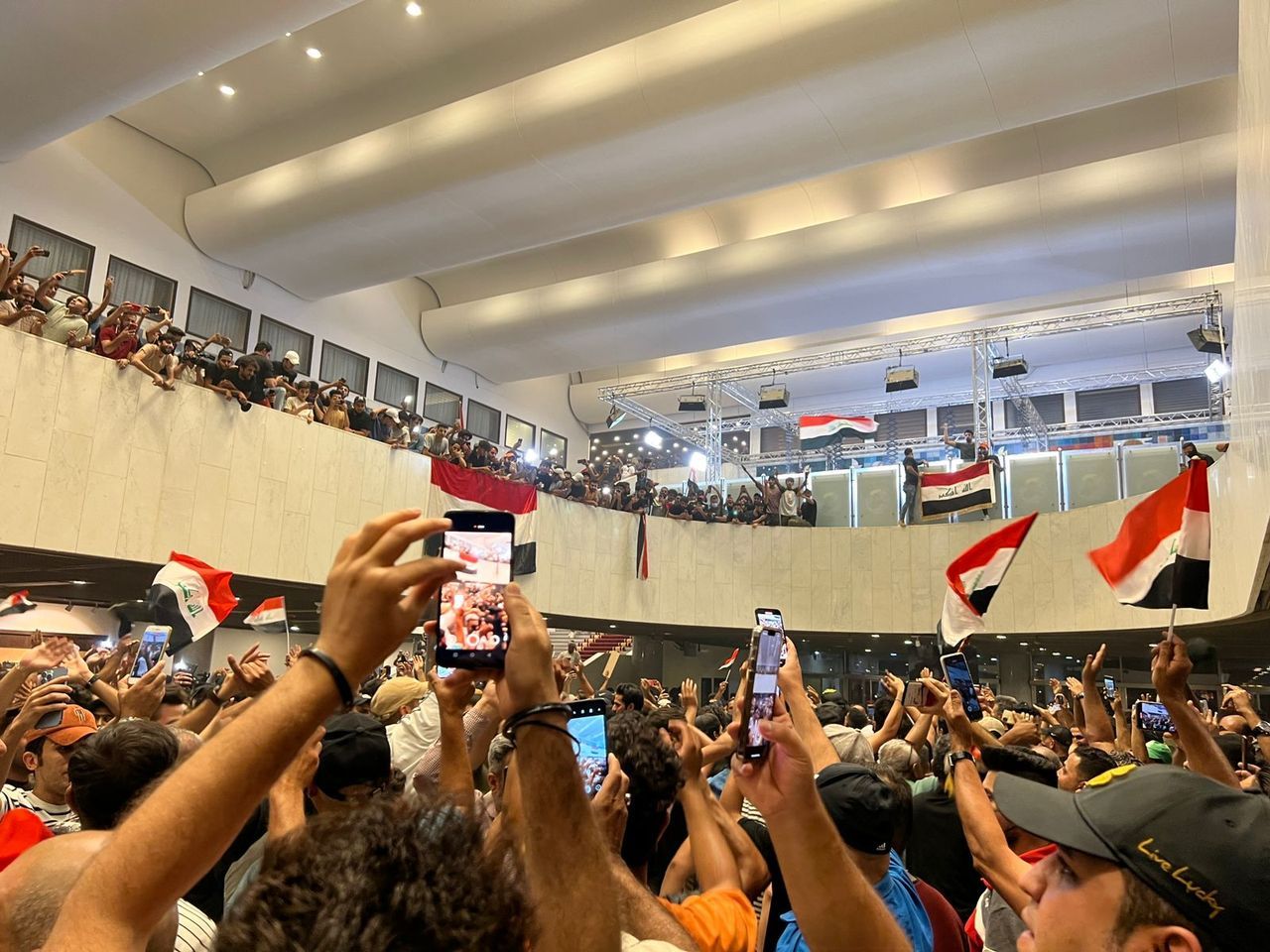 Irak’ta Sadr’ın destekçileri parlamentoyu bastı! Protestocular, Şii liderin çağrısı ile geri çekildi 6