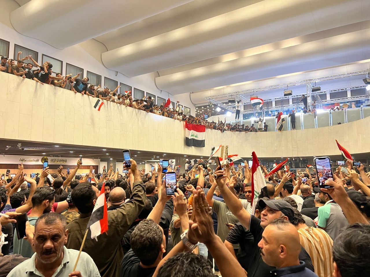 Irak’ta Sadr’ın destekçileri parlamentoyu bastı! Protestocular, Şii liderin çağrısı ile geri çekildi 7