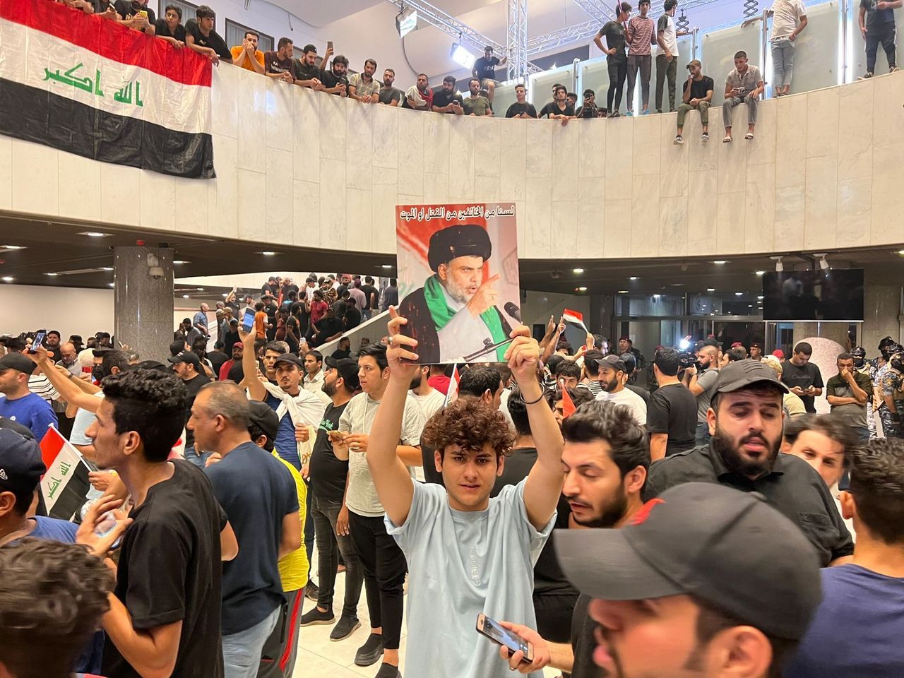 Irak’ta Sadr’ın destekçileri parlamentoyu bastı! Protestocular, Şii liderin çağrısı ile geri çekildi 8