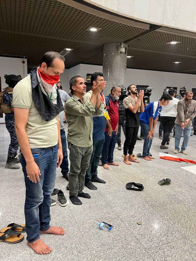 Irak’ta Sadr’ın destekçileri parlamentoyu bastı! Protestocular, Şii liderin çağrısı ile geri çekildi 9