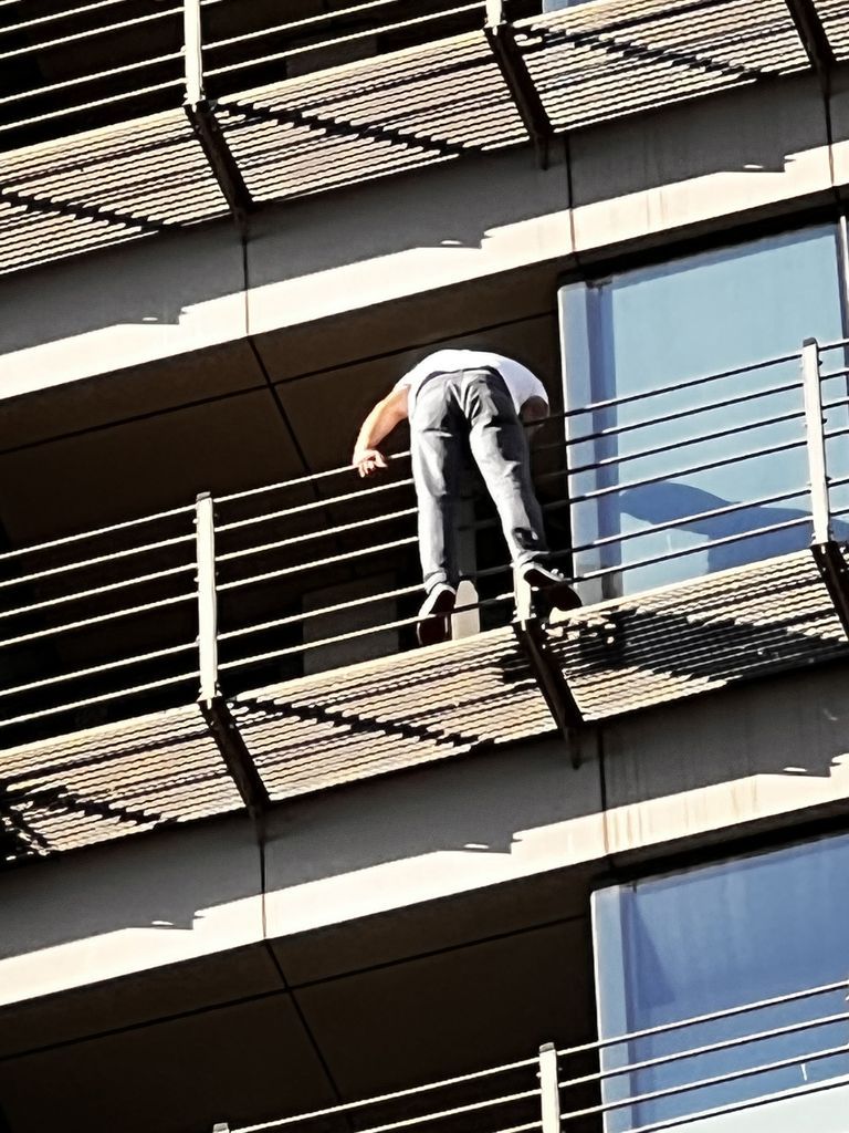Pendik'te korkulu anlar! Yöneticileri ile tartıştı, 10'uncu kattan atlamak istedi 3